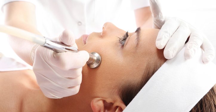 HOW MICRODERMABRASION CAN IMPROVE YOUR SKIN’S TEXTURE AND APPEARANCE