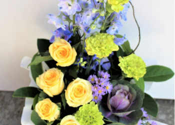 Classic vs. Contemporary: Choosing Your Christmas Floral Style